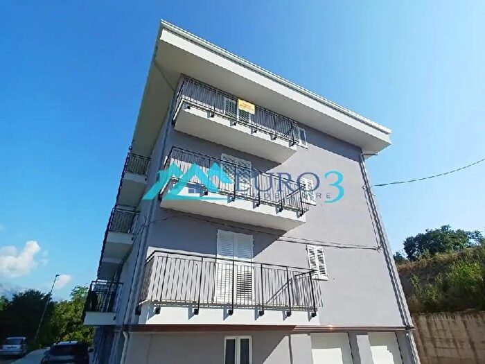 Appartamento con 6 locali in affitto in Via Giacomo Leopardi, Roccafluvione