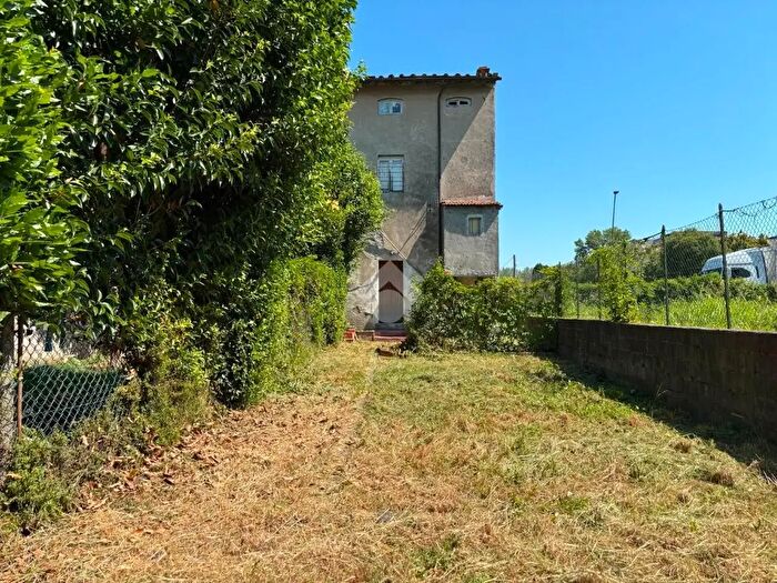 Casa bilocale in vendita in Viale Giacomo Puccini, Lucca