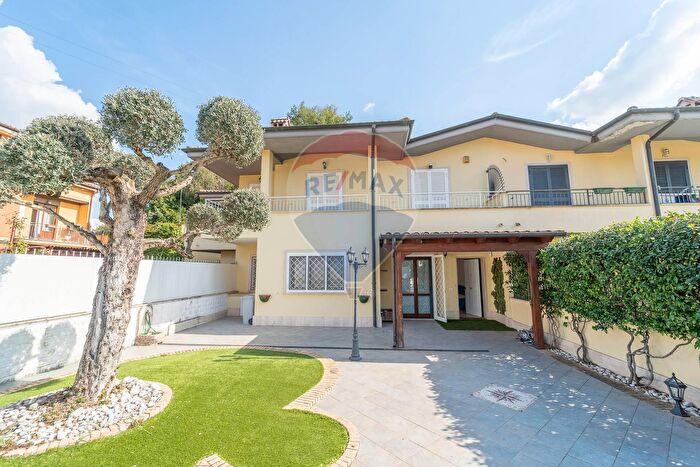 Casa quadrilocale in vendita in Via Svetonio, Guidonia Montecelio