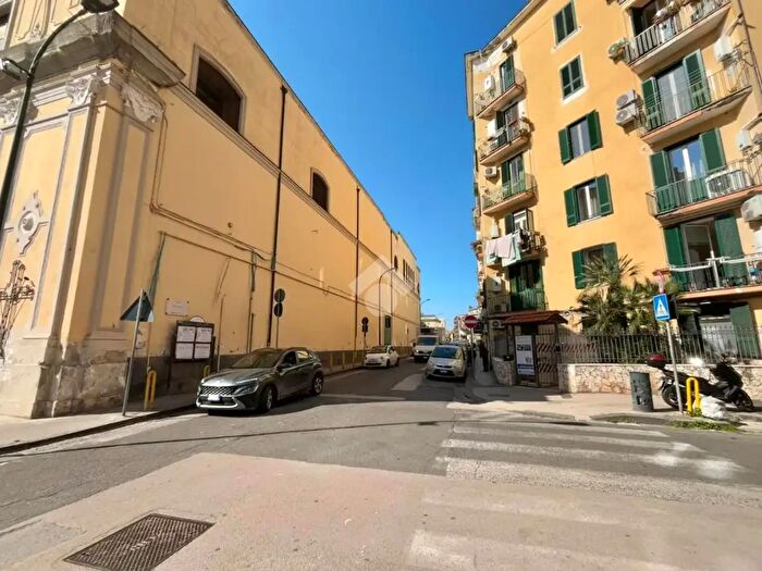Appartamento bilocale in vendita in Via Belvedere, Napoli
