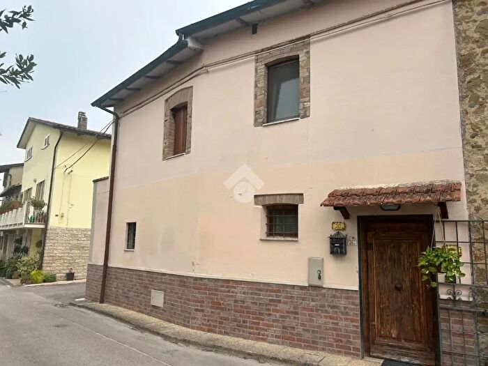Casa quadrilocale in vendita in Via Erasmo Trascurati, Torgiano