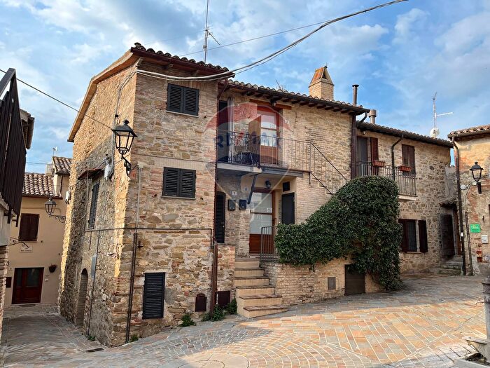 Casa quadrilocale in vendita in Via Torre del Colle, Bevagna