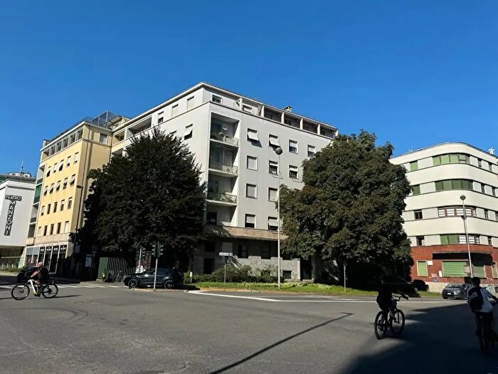 Casa con 9 locali in affitto in Via Passerini a, Monza
