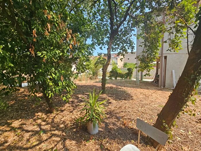 Casa con 12 locali in vendita in Via Colombo, Pastorano