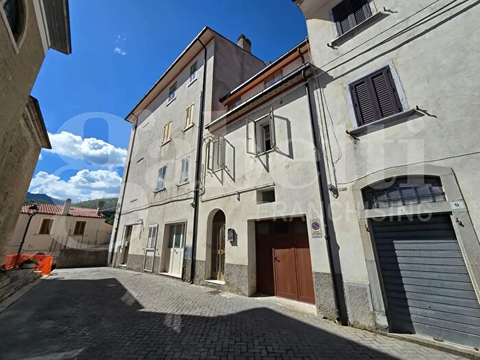 Appartamento con 6 locali in vendita in Piazza San Nicola, Castel Del Giudice