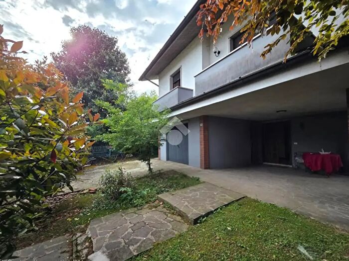 Casa con 5 locali in vendita in Via Pradocchi, Fara Olivana Con Sola