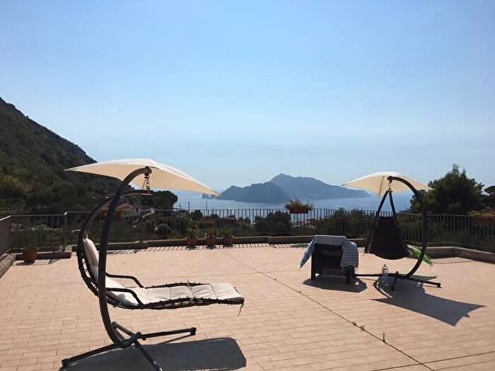 Casa con 8 locali in vendita in Massa Lubrense