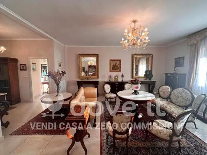 Appartamento con 5 locali in vendita in Via Gennaro Tescione, Caserta