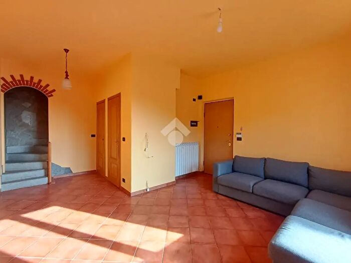 Appartamento con 5 locali in vendita in Via Gen Francesco Strata, Savignone