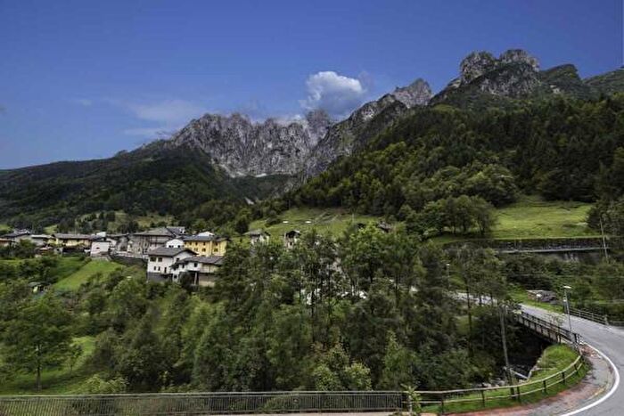 Appartamento trilocale in vendita in Via Frassineto, Colere