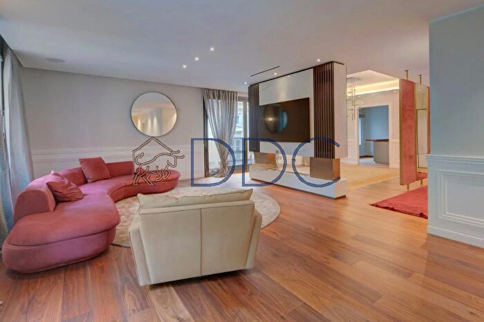 Appartamento con 9 locali in vendita in Via Giuseppe Luigi Lagrange, Torino