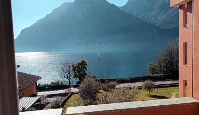 Appartamento trilocale in vendita in Via Nazionale, Abbadia Lariana