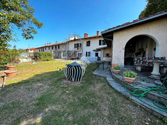 Casa con 7 locali in vendita in Frazione San Pietro, Piova Massaia