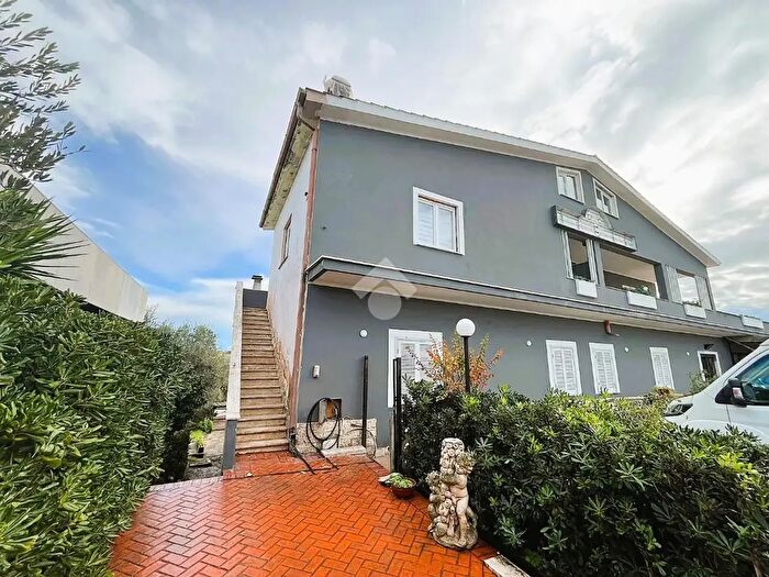 Appartamento con 5 locali in vendita in Via Laurentina, Ardea