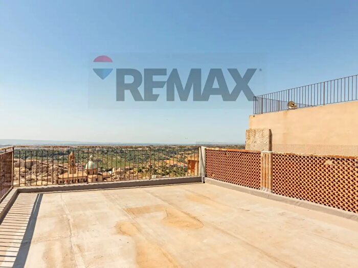 Casa con 6 locali in vendita in Via Ex Matrice, Caltagirone