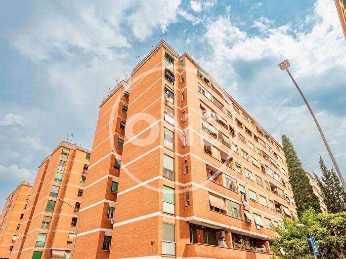 Appartamento quadrilocale in vendita in Via Pescaglia, Roma
