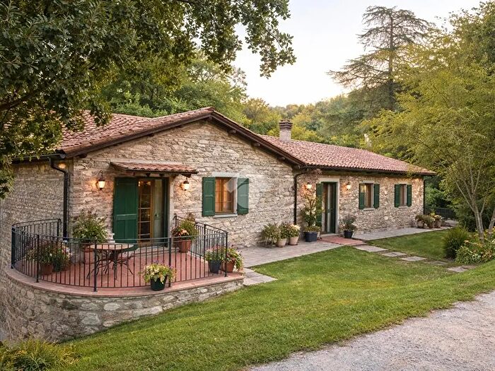 Casa con 8 locali in vendita in Strada Luisa, Predappio