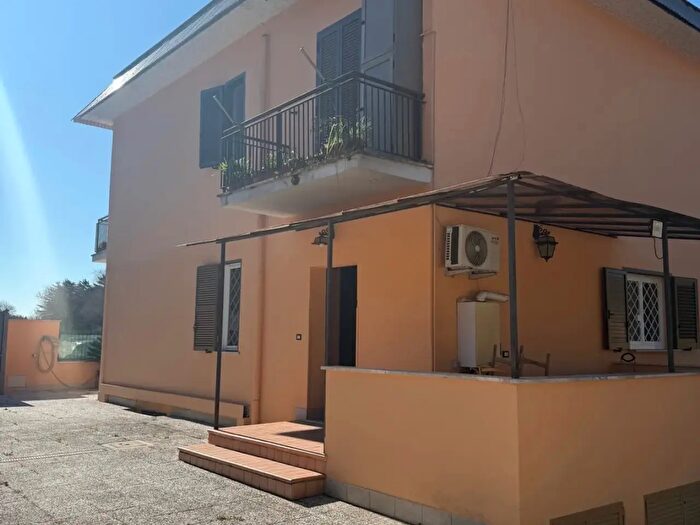 Appartamento trilocale in vendita in Via Bassano Romano, Roma