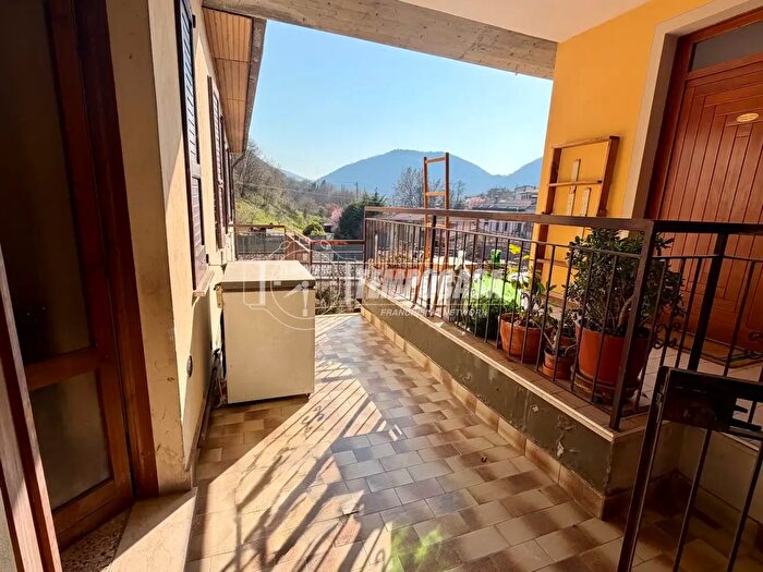 Appartamento trilocale in vendita in Via Nazionale, Caino