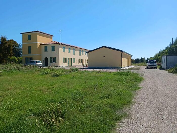 Casa quadrilocale in vendita in Via Aldo Moro Snc, Cavezzo