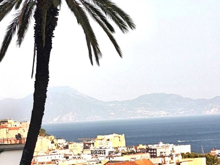 Appartamento con 6 locali in affitto in Piazza Amedeo Parco Margherita, Napoli