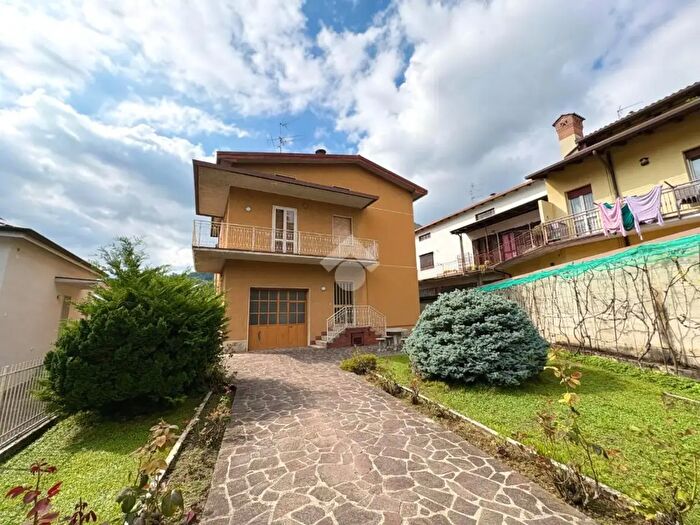 Casa con 8 locali in vendita in Via del Pianto, Albino