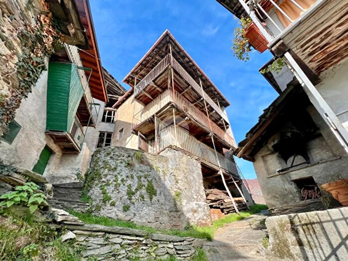 Casa con 7 locali in vendita in Frazione Corgnolero, Viu