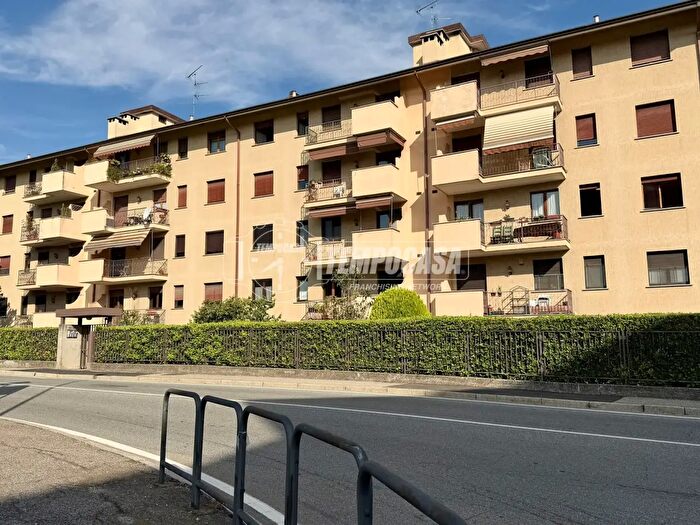 Appartamento quadrilocale in vendita in Via Vittorio Veneto, Arona