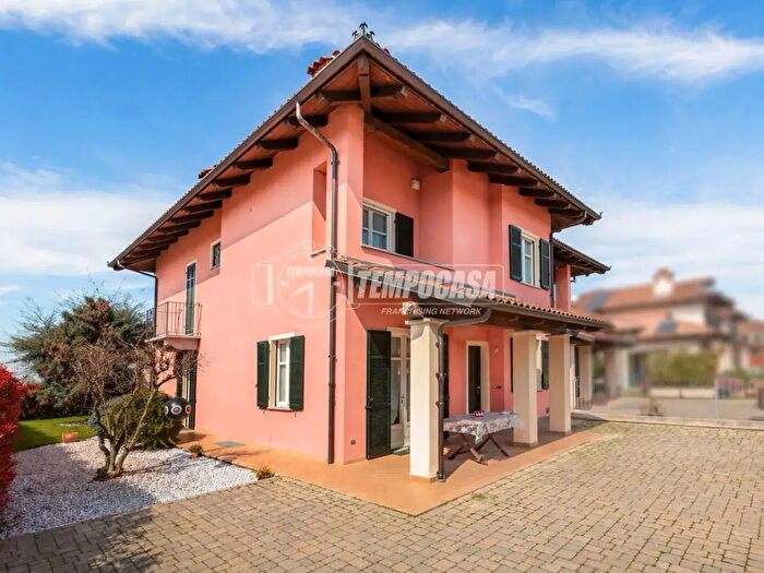 Casa con 8 locali in vendita in Fossano