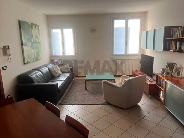 Appartamento trilocale in vendita in Piazza Vittorio Veneto, Brusaporto