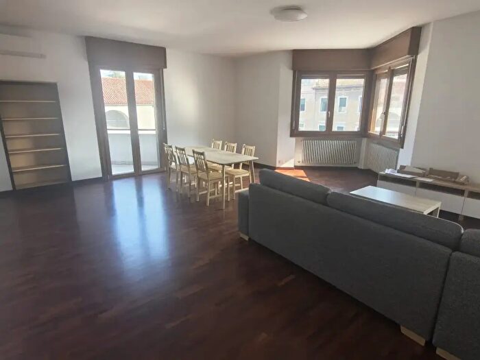 Appartamento con 5 locali in affitto in Padova