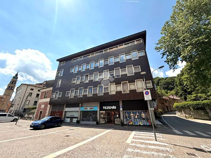 Appartamento con 10 locali in vendita in Piazza Dante, Valdagno