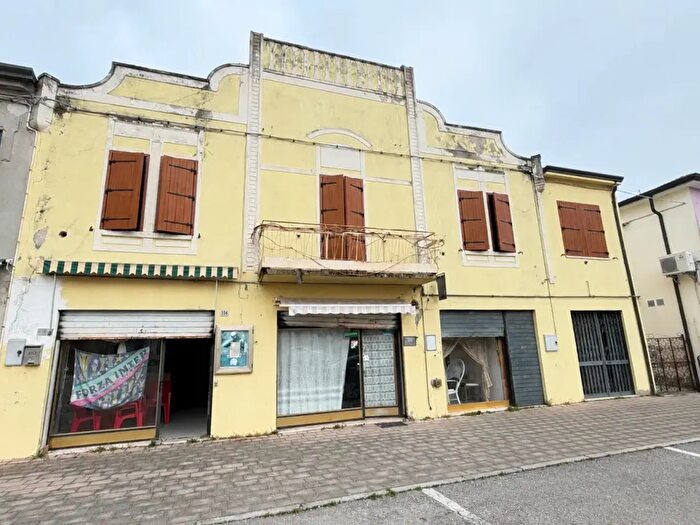Casa con 10 locali in vendita in Salara