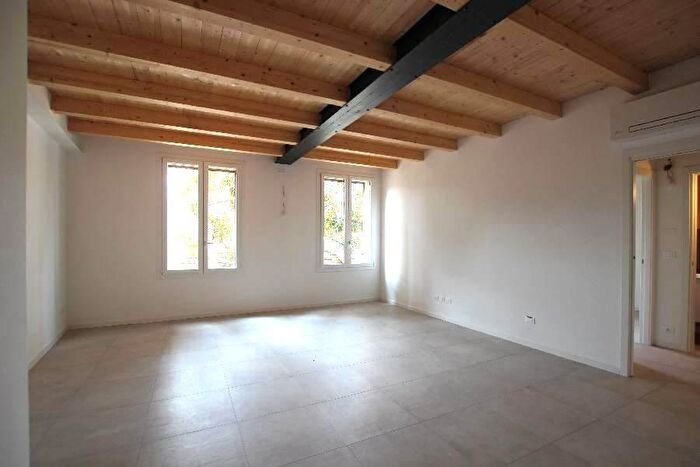 Appartamento trilocale in affitto in Via Ugo Bassi, Cento