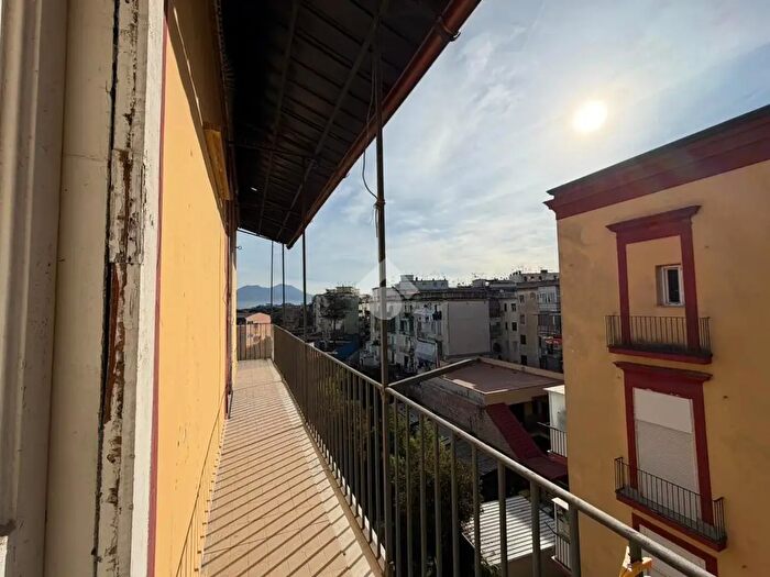 Appartamento trilocale in vendita in Via Dante, Napoli