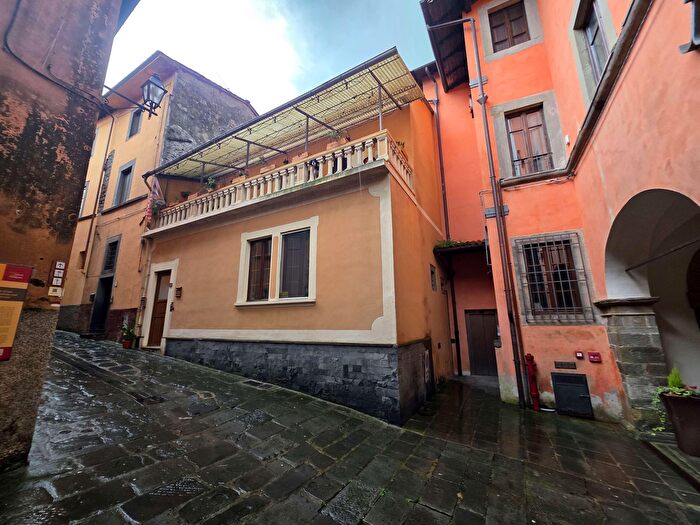 Casa con 6 locali in vendita in Via Cavour, Gallicano