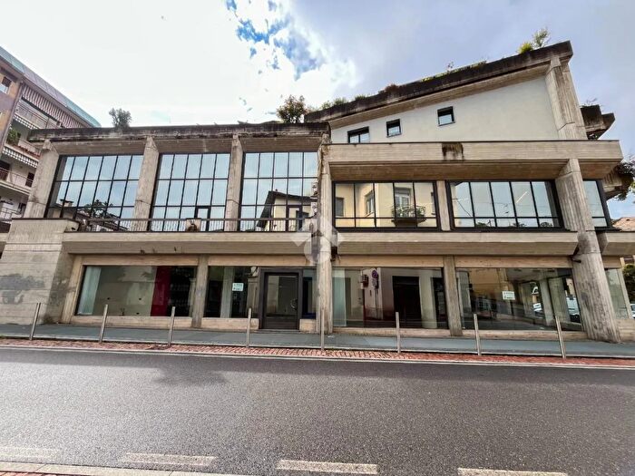 Appartamento con 7 locali in vendita in Via Carlo De Cristoforis, Varese