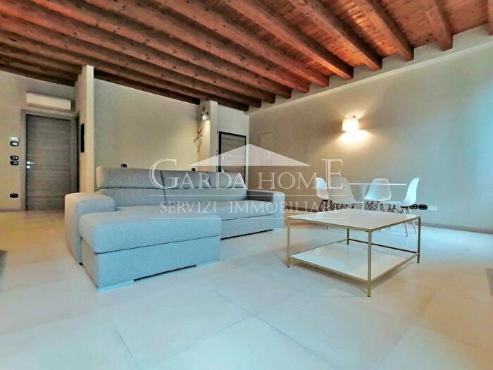 Appartamento bilocale in affitto in Piazza Malvezzi, Centro Storico, Desenzano del Garda