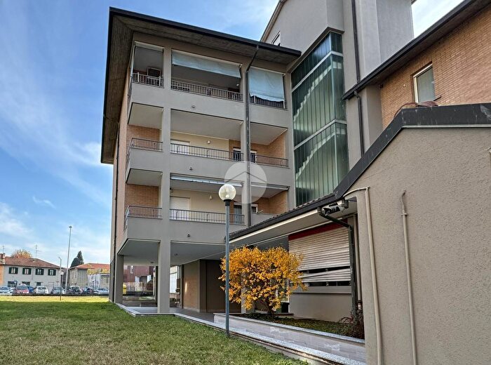 Appartamento trilocale in vendita in Via Giovanni Berchet, Cesano Maderno