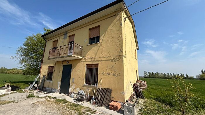 Casa con 8 locali in vendita in Mirandola