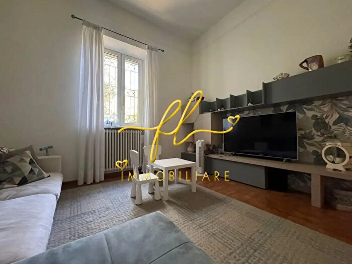 Casa con 11 locali in vendita in Collesalvetti