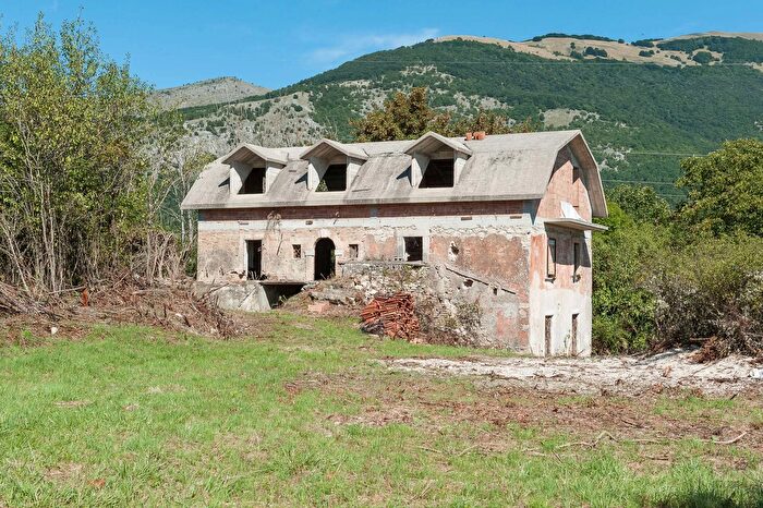 Casa con 8 locali in vendita in Scontrone