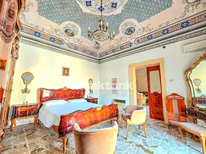 Appartamento con 9 locali in vendita in Via Campailla, Modica