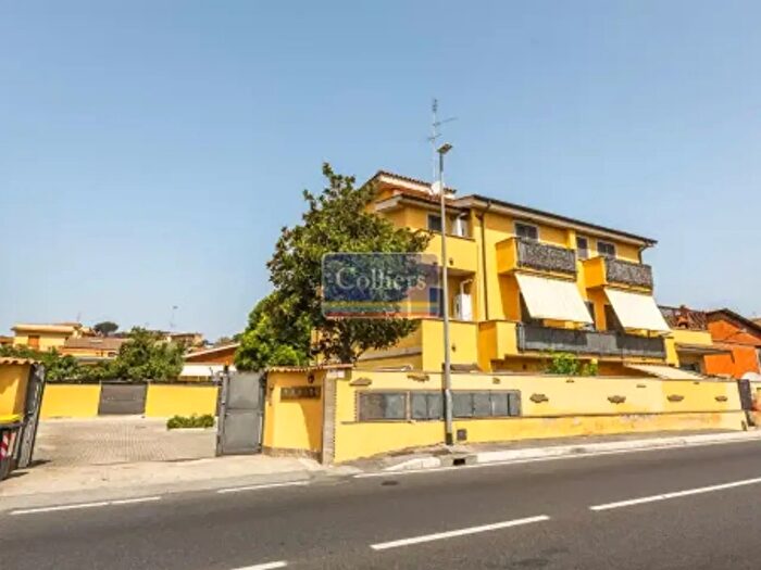 Appartamento trilocale in vendita in Via di Casal Selce, Roma