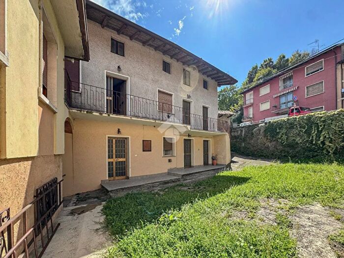 Casa con 5 locali in vendita in Via Roma, Serle