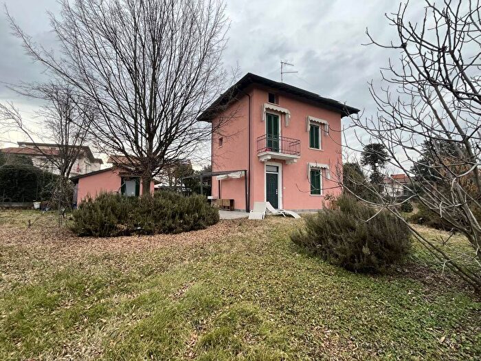 Casa quadrilocale in affitto in Via Monte Grappa, Centro, Angera