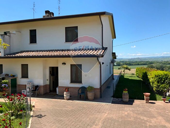 Casa con 6 locali in vendita in Deruta