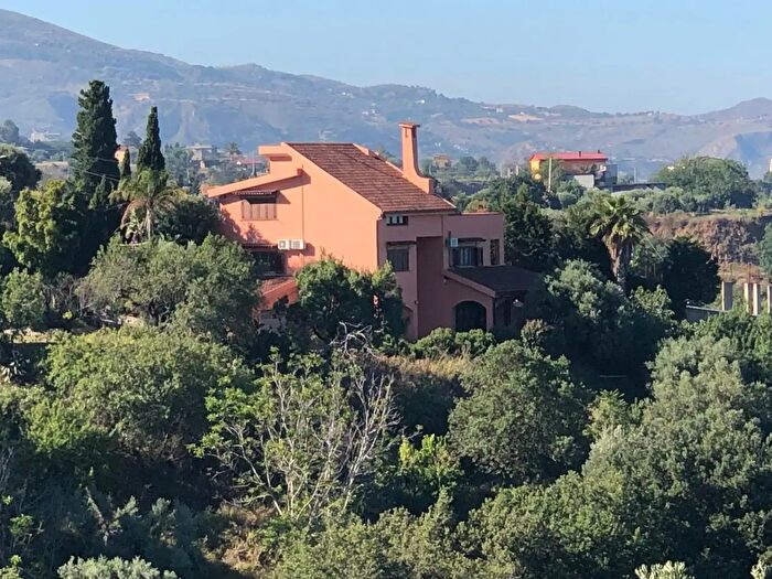 Casa con 9 locali in affitto in Via Provinciale per ArmoGallina, Reggio di Calabria