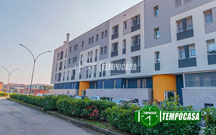 Appartamento trilocale in vendita in Via Foscolo, Binasco