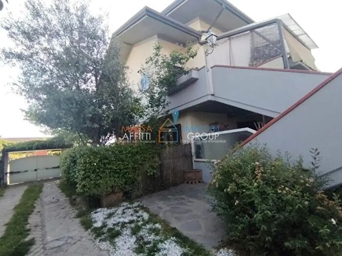 Casa con 6 locali in vendita in Via Romana, Massa
